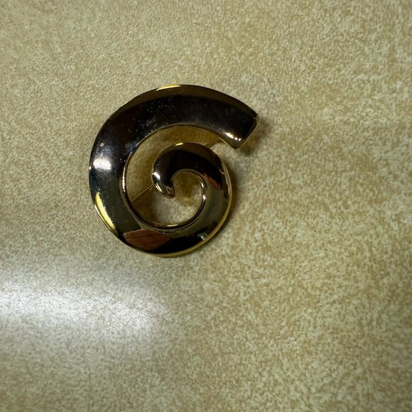 Gold Toned Swirl Pin - Picture 1 of 2
